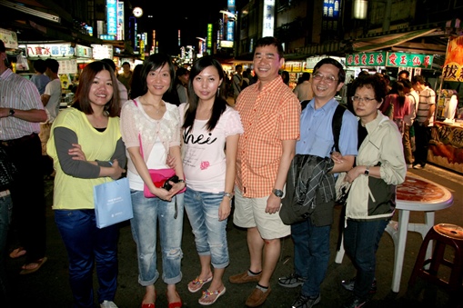 圖2:蘇黎世國際的Miranda(右二)與同事們於台南的六合夜市合照