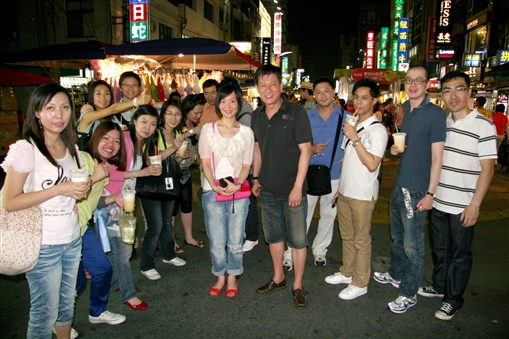 圖3:同事們展現同心協力「掃街」的成功感，右五為中原策略投資首席營運總監Mark Chan