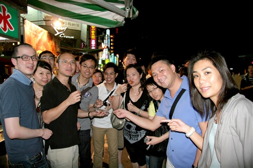 圖4:同事們由六合夜市的街頭吃到街尾