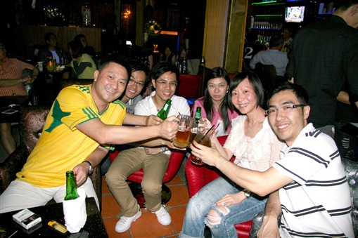 圖5:世界盃揭幕戰，蘇黎世國際的Miranda(右二)與中原理財精英會成員一同欣賞