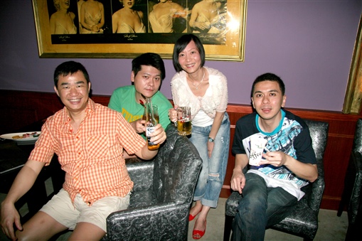 圖6:高級營業董事Chris(左一)及Franki(右一)與Miranda及另一精英會成員Joey Woo合照