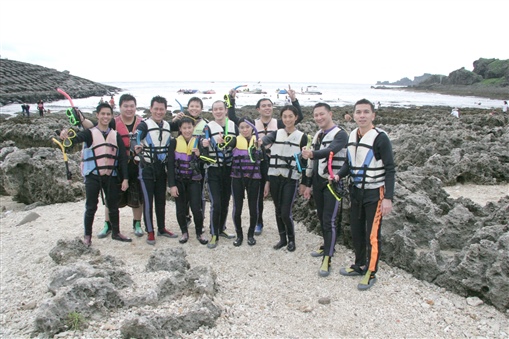 圖8:參加浮潛的一班同事樂此不疲