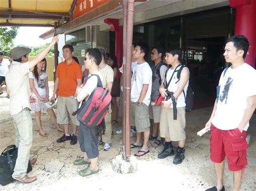 圖2:中原理財精英會同事們於沖繩文化村內聽導遊講解