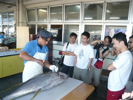 圖3:行程中特意安排當地有經驗的師傅即席將金鎗魚極速「解體」。圖中右一為精英會會長鄭成德(Eddie)