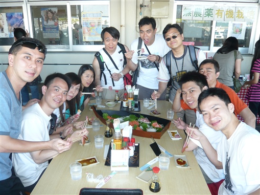 圖4:金鎗魚「解體」後化身成美味刺身前，精英會會員先品嚐其他刺身