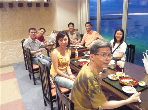 圖7:董事總經理周忠信(最前者)與其他同事一起享用日式自助餐