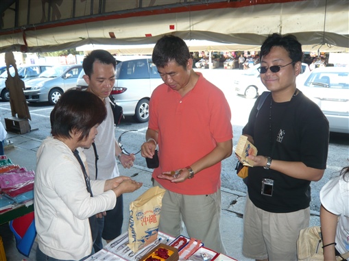 圖10:精英會成員(右起)Leo Leung、Chris Chow及Joseph Kong於萬座毛的小商店買手信