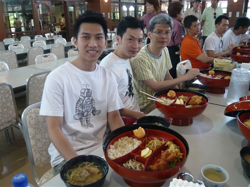 圖11:Clement Lau(左一)、會長Eddie(左二)及董事總經理Johnson(左三)品嚐沖繩定食