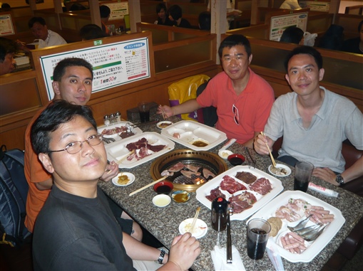 圖12:(右起)Joseph、Chris、(前)Leo及(後)Franki於烤肉放題「刷餐飽」