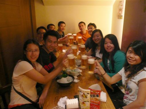 圖13:Zurich的Miranda(右三)與各同事一起於晚餐後到居酒屋把酒談心