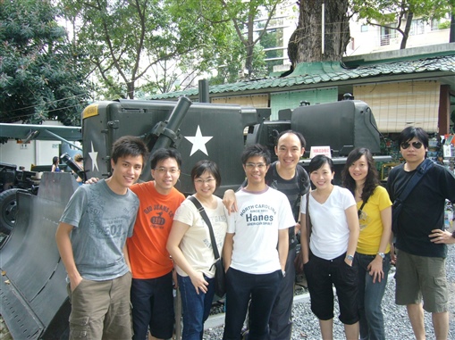 圖1:Zurich的Miranda(右二)與精英同事於戰爭博物館中合照