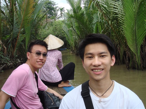 圖2:李健(右)與劉兆發(左)攝於湄公河的小船上