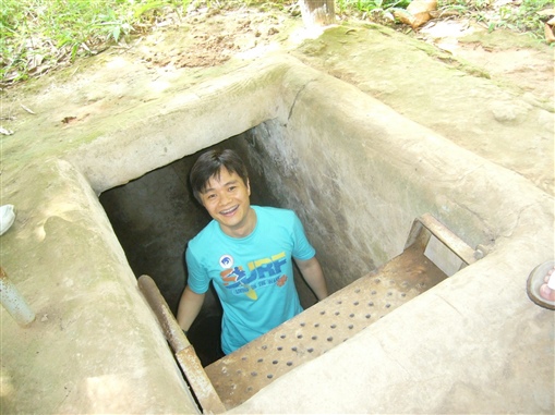 圖4:營業董事黃漢華感受越戰風味後由古芝地道中爬出來