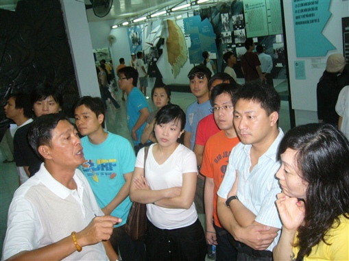 圖5:戰爭博物館內精英會細心聽當地導遊(左一)講解