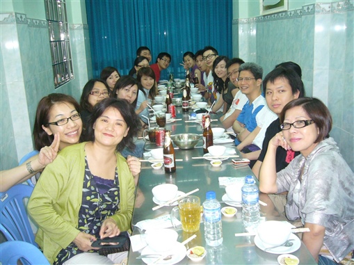 圖7:宵夜時間(一)，斯文的一群精英