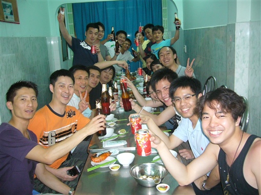 圖8:宵夜時間(二)，豪邁的一群精英