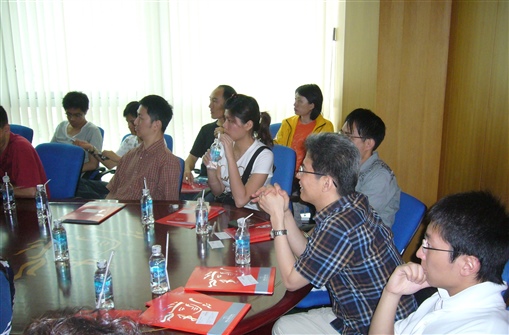 圖11:分析師李岡峰(右一)與董事總經理周忠信(右二)全神貫注吸收英國保誠的資產管理部主管講解越南經濟環境的精華