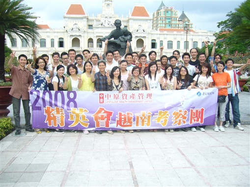 圖13:越南考察團順利完成，精英們於胡志明銅像前大合照