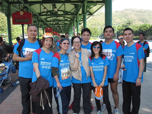 圖2:走畢全程，健兒們心情興奮，拍照留念。