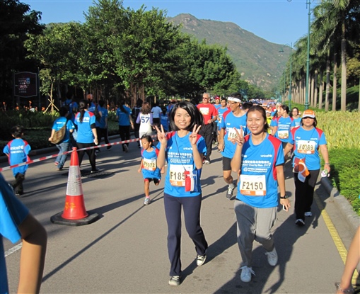 圖4:Maggie Cheung(右)及Kammy Yung比賽之餘亦不忘擺pose搶鏡。