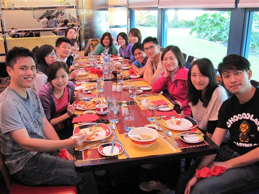 圖5:後勤同事對慈善亦不遺餘力，賽後一同共享午膳。