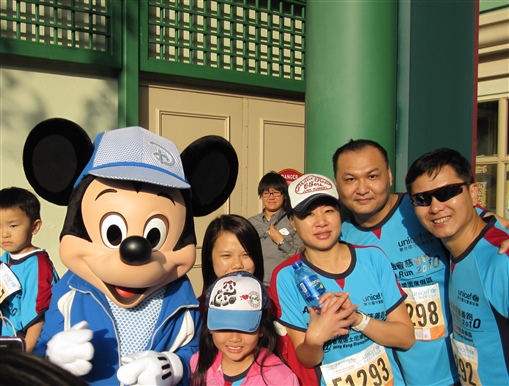 圖1:同事們起步前與「星級跑手」米奇老鼠合照。(右起)Ray Suen、Frankie Ko、May Ha