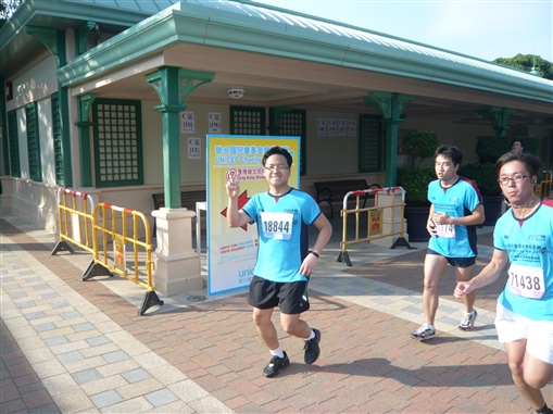 圖5:參加半馬拉松的Leo Leung終點在望，擺出勝利姿態