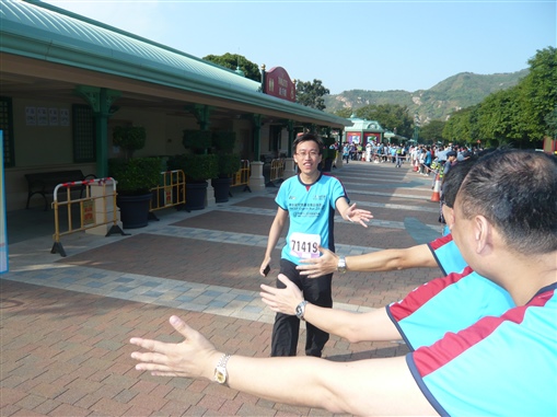 圖6:研究部主管Kendy Lee亦參與其中，同事們為他打氣