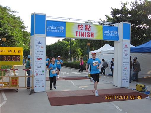 圖8:衝線了，Charles Ming多高興﹗後上的Dave Lai(戴帽者)亦作最後衝刺