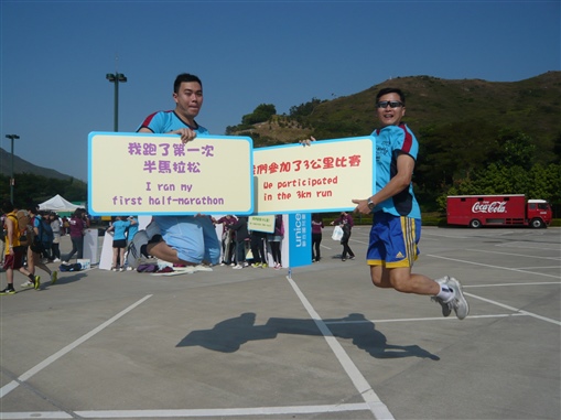 圖10:完成比賽的Jerry Ho及Ray Suen開心到「彈」起