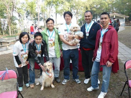 圖1:旺角的同事(左起)Dennis、Eric、Leo、Winson、Frankie Ko及Franki Lee