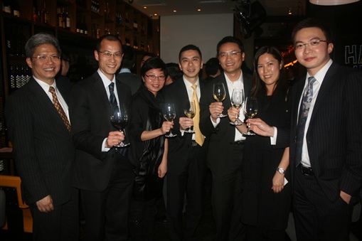 圖1:精英會試酒晚宴出席者樂也融融。左一為周忠信、左四為Franki Lee。