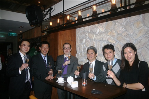 圖2:中原金融總裁陳雁樓(左二)期望精英會傳承薪火相傳的宗旨，左三為2012精英會會長Kevin Tin。