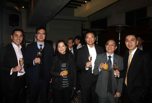 圖3:右起：Franki、Vicent、Eric、Carmen、Stephen及區域主管Albert合照。