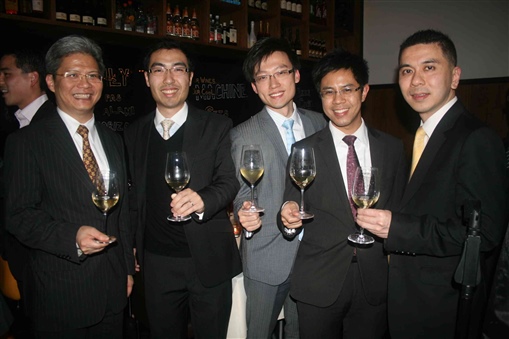 圖4:周忠信(左一)及Franki (右一)與精英會成員(左二起)Franky、Wilfred及Derek。