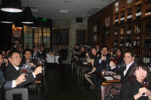 圖7: 席上與會者舉杯暢飲，場面熱鬧。