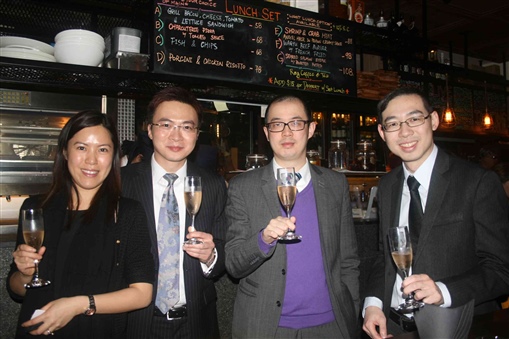 圖8: Kevin Tin(右二)與合作伙伴合照，包括(左起)Cherrie、Andrew及(右一)Eddie。