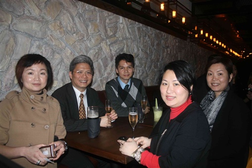 圖9: 周忠信(左二)與合作伙伴暢飲。(左起) Jennifer、Petrus、Constance及Elsa。