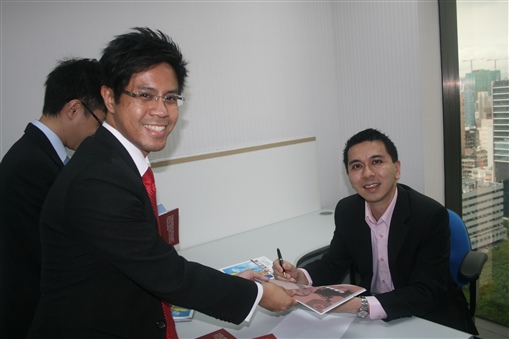 圖3: 其中一位精英會成員Derek Lai 請 Franki(右)在新書上簽名留念。