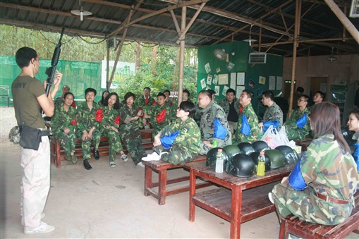 圖4:專業的技術顧問講解模擬實戰練習要注意的地方及器材應用。