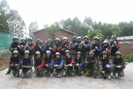 圖6:穿好裝備的“戰士”大合照，十分有隊形。