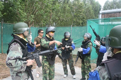 圖7:藍隊隊長Andy Yau(前排左二)分析“戰場”地形及安排隊員崗位，各人充分表現團隊精神。