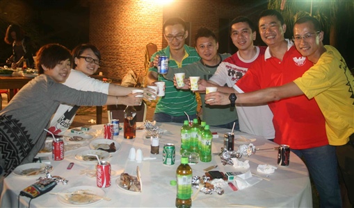 圖9:一起舉杯合照。