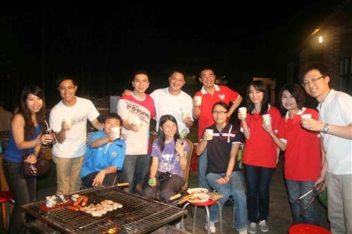圖10:團隊主管Andy Yau(後排白衣)及Franki Lee(左4)與一眾享受燒烤樂。