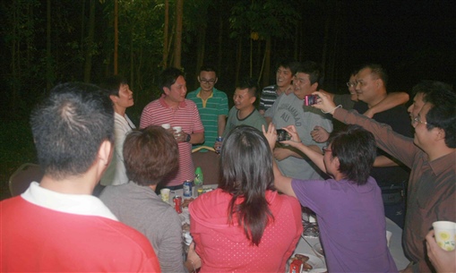 圖11:各人都請教Eric Kan (紅白間襯衫)獲大Deal獎的竅門及爭相合照。