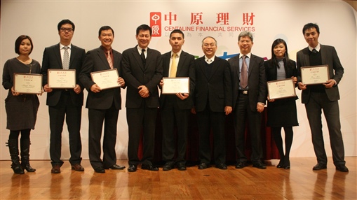 圖1:新一屆精英會籌委獲頒發委任狀後與Mark(左四)、Ivan(左六)及Johnson(左七)合攝。