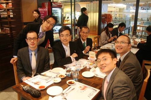 圖4:左起：田副民、庾漢標、關德仁、徐家傑。右起王俊霖及梁家華談笑風生。