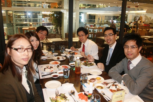 圖5:左起：曾彩蓮、黃安盈、姚韋浩，右起：賴詠諾、何盈銳、楊文鏘共享美食。