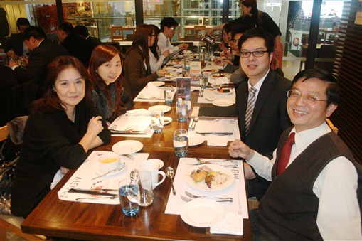 圖6:(左起)葉潤屏、吳潔、(右起)李永定、黃志達暢談銷售大計。