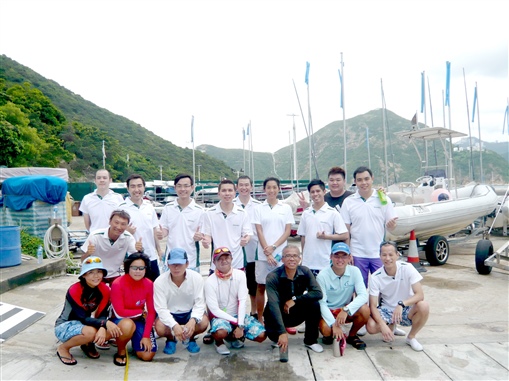 圖1:教練們與精英會會員於碼頭合照
